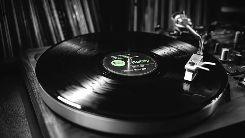 چرا اسپاتیفای پرطرفدارترین سرویس موزیک جهان است؟ بررسی مزایا و معایب